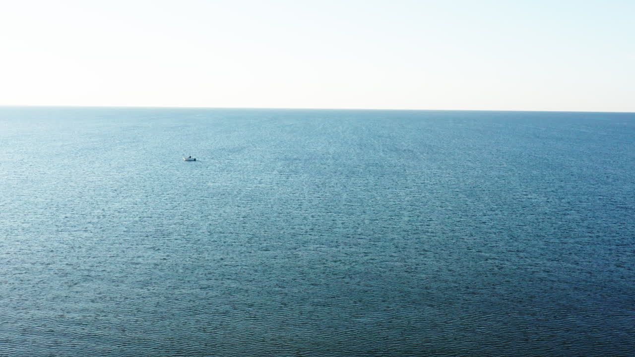 푸른 하늘과 태양에 작은 배와 함께 바다 항공 촬영 지중해 해안
