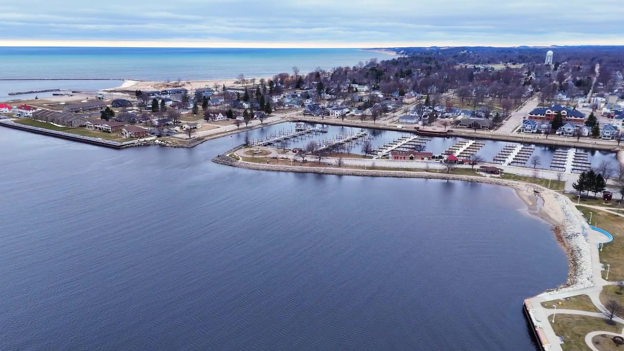 Costa di Ludington, Michigan, USA, con porto turistico e città in lontananza che mostra la vita della comunità.