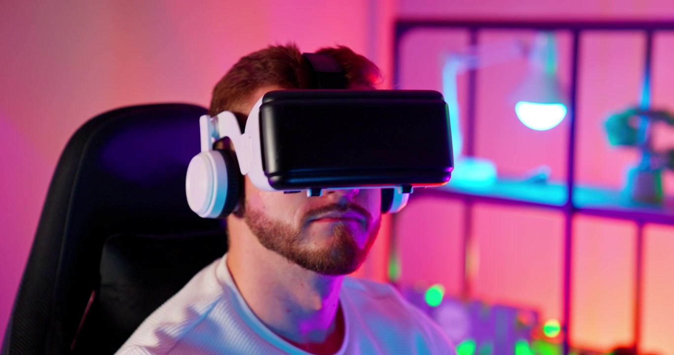 Giovane uomo immerso nella realtà virtuale che indossa un visore VR