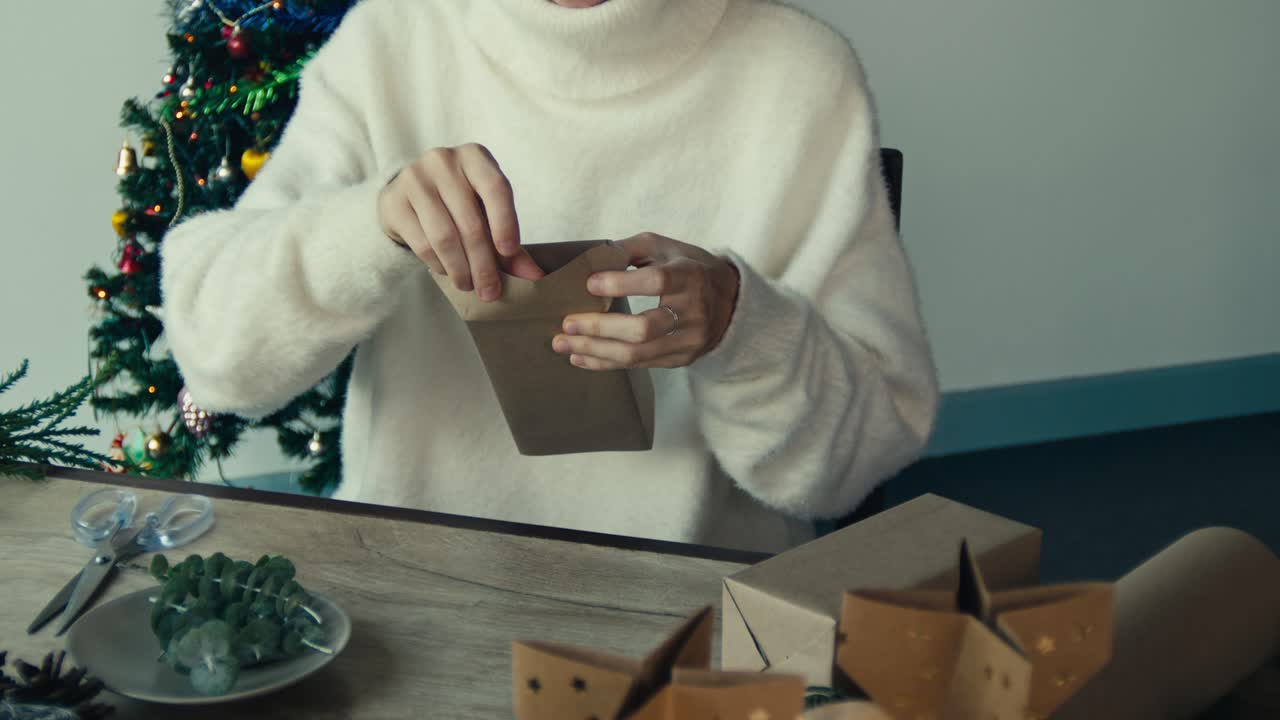 크리스마스 선물을 포장하는 여자