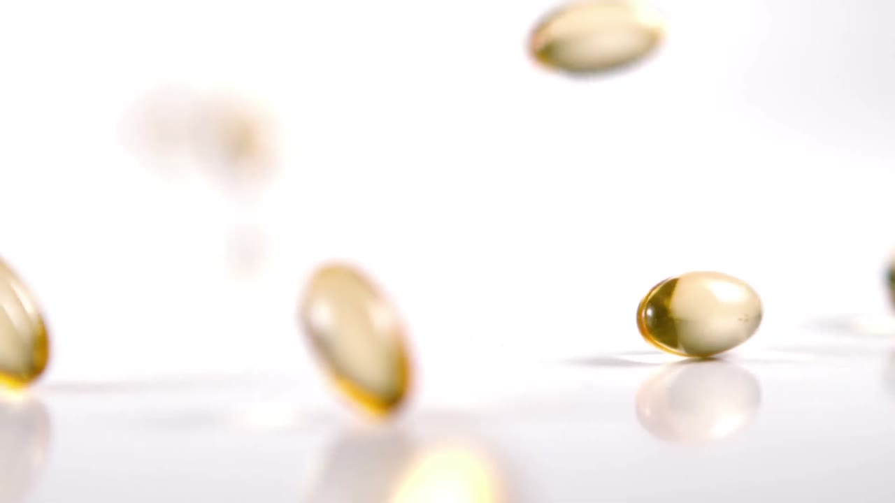 un lote de medicamento amarillo cayendo