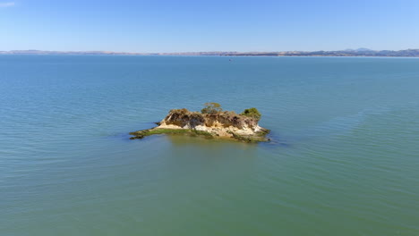 pequeña isla en medio del mar, empuje de vista aérea
