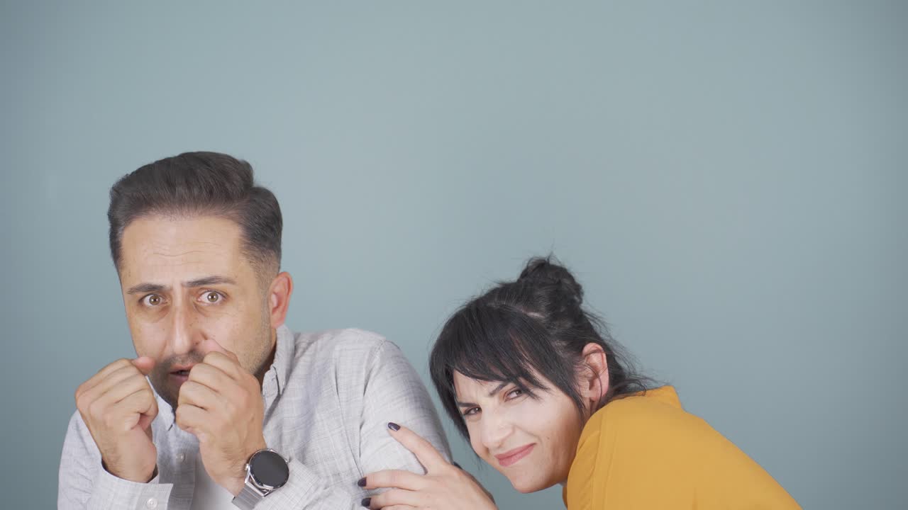 두 사람은 두려움으로 카메라를 쳐다보고 있습니다.