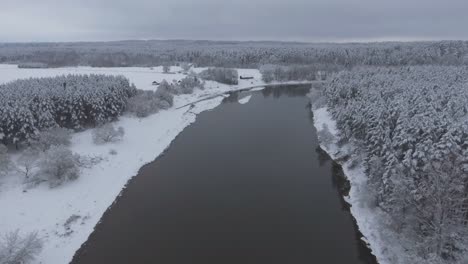 雪覆蓋的森林和雪<unk>的冬天蜿蜒的河流