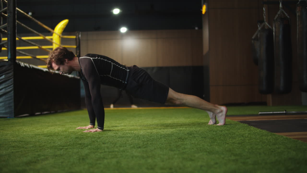 강한 스포츠 선수 가 피트니스 센터 에서 몸 을 따뜻 하게 하고 있다. 남자 권투 선수 가 체육관 에서 운동 하고 있다