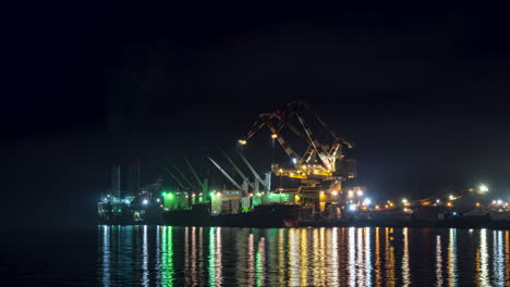 Timelapse-Nocturno-Del-Petrolero-Que-Descarga-Mineral-De-Níquel-Antes-De-Refinarlo-En-La-Fábrica-De-Sln,-Nouméa,-Nueva-Caledonia