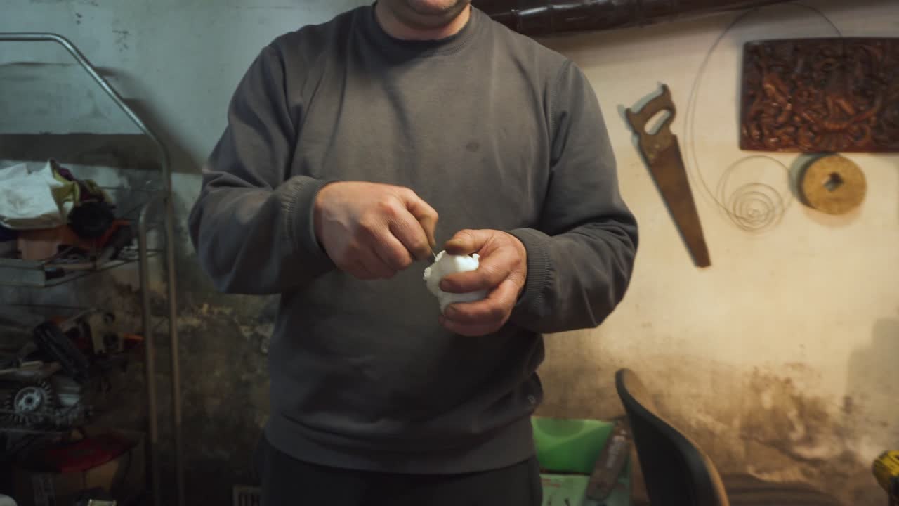 artesano enfría metal caliente en bola de nieve