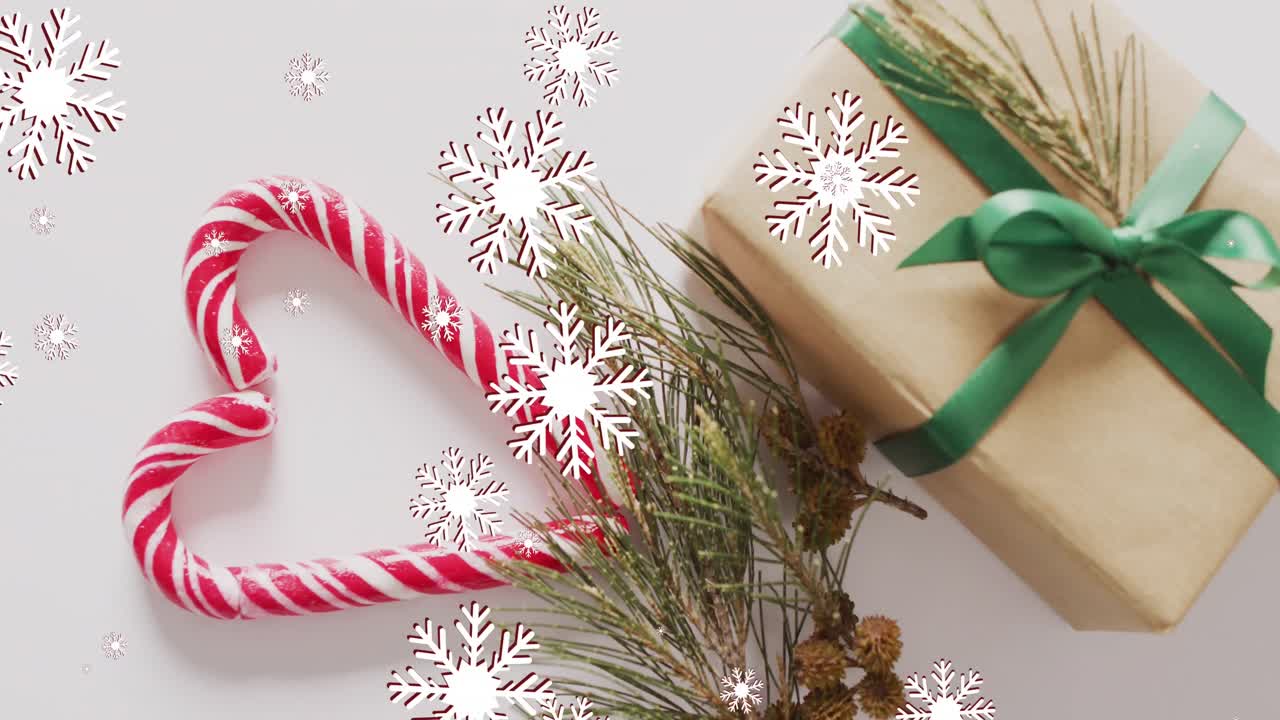 animación de la nieve cayendo sobre la decoración de navidad