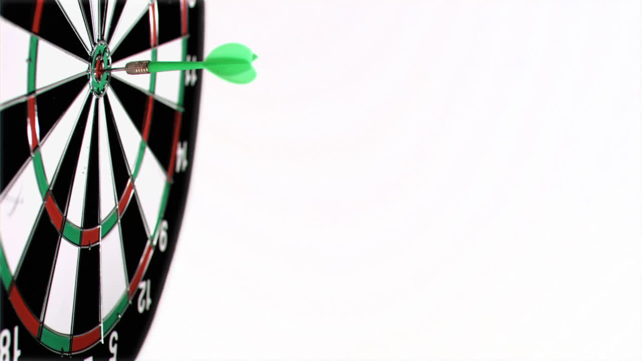 다트 보드에서 슈퍼 슬로 모션으로 던지는 다트
