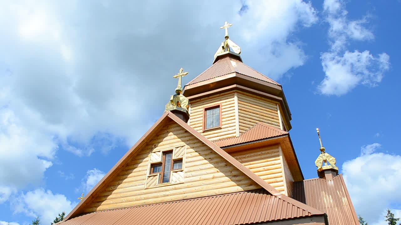 Kirche in den Bergen, orthodox, Ukraine. Holzkirche.