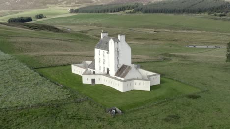 vista aérea del castillo de corgarff en un día soleado, aberdeenshire, escocia