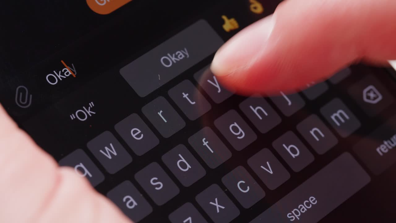 스마트폰에서 손으로 타이핑하는 것