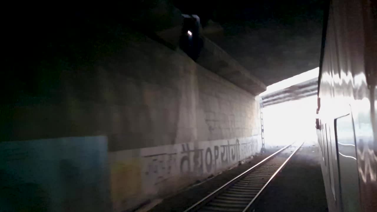 el tren de pasajeros corre por la vía en el puente de cruce de la mañana el video se toma en la estación de tren de nueva delhi el 04 de agosto de 2022