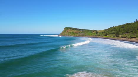 Lennox-Point---Lennox-Landspitze-Im-Sommer-Mit-Blauen-Ozeanwellen-In-New-South-Wales,-Australien