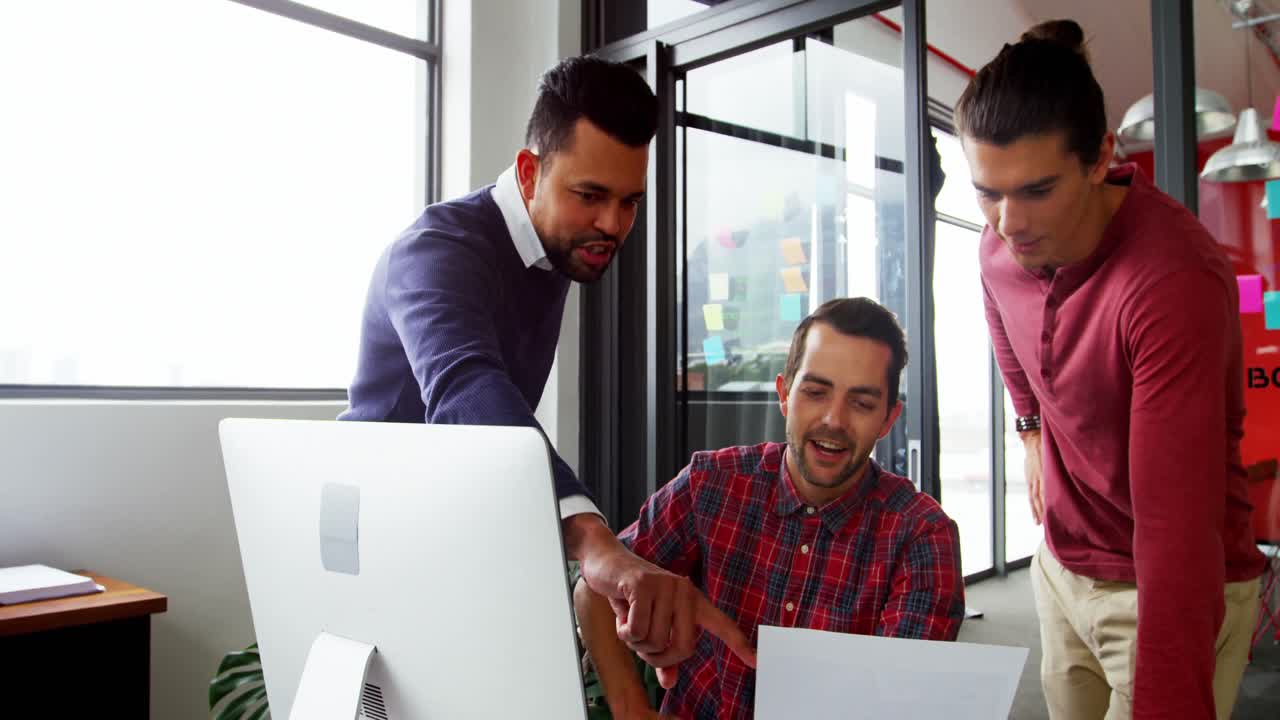 ejecutivos de negocios que interactúan entre sí mientras trabajan