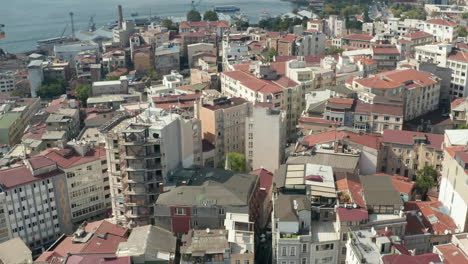 Las-Calles-Y-Los-Tejados-Del-Barrio-De-Estambul-Se-Inclinan-Hacia-Abajo-Desde-Una-Perspectiva-De-Vista-Aérea-De-Arriba-Hacia-Abajo