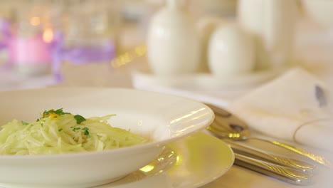primer plano de la mesa decorada durante la cena formal