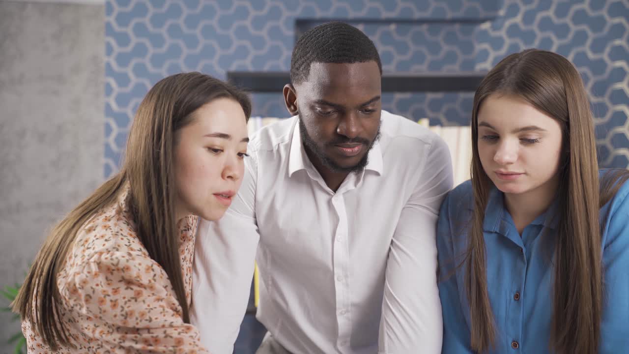 친절하고 편안하고 협업적인 환경에서 일하는 다민족 사업가와 사업가 여성.