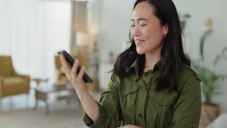 Japanische-Frau,-Telefonanruf-Oder-Networking-Im-Haus