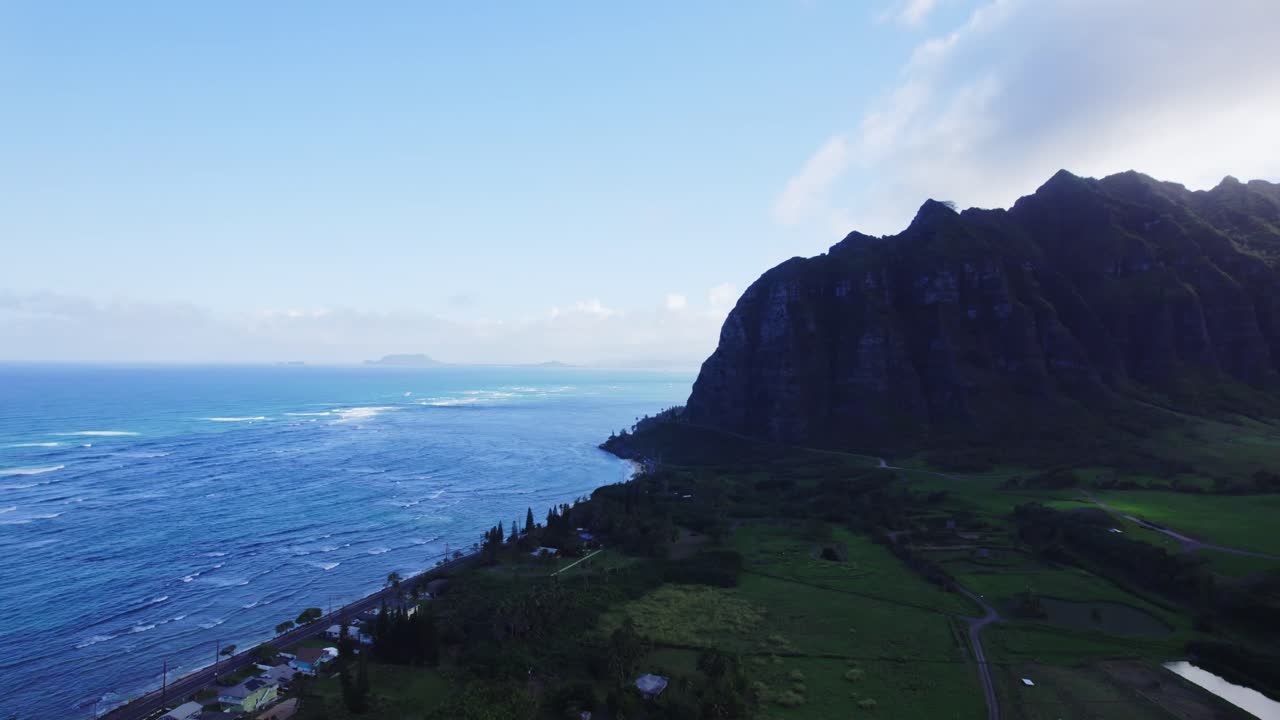 Vista aerea di una suggestiva costa hawaiana con scogliere e oceano