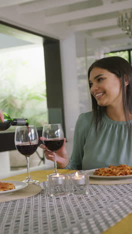 video vertical de una mujer asiática feliz esperando vino