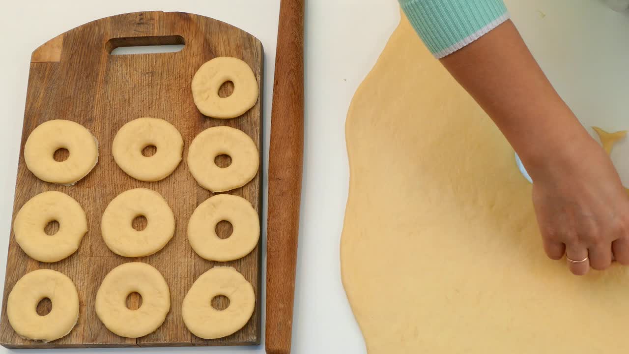 el cocinero hace billetes para hornear