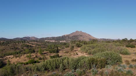 avance aéreo sobre el paisaje rural de monsanto, portugal