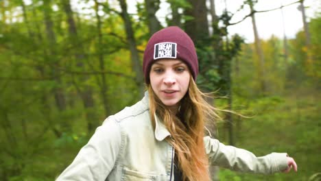 Junges-Mädchen-Mit-Roten-Haaren-In-Inline-Skates-Auf-Der-Straße-Fährt-Rückwärts