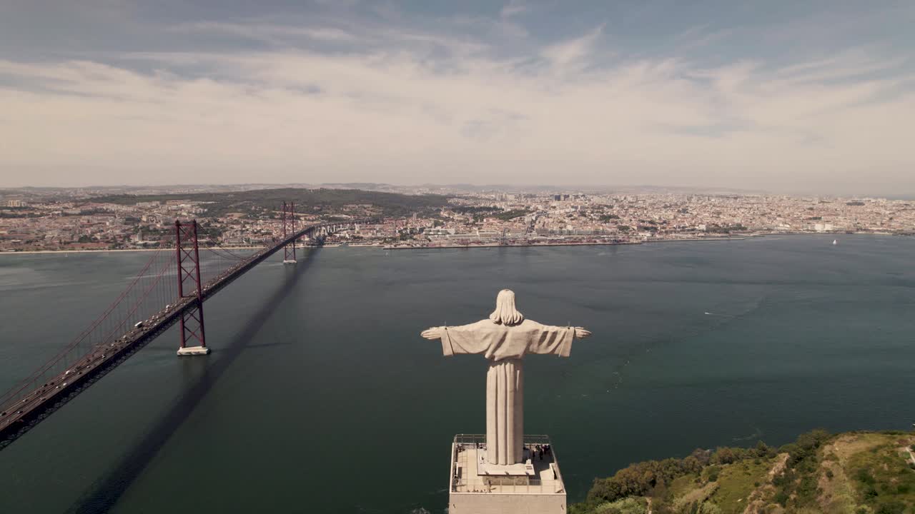 sobrevoo aéreo sobre cristo rei, santuário do cristo rei, vista da paisagem urbana ribeirinha de lisboa