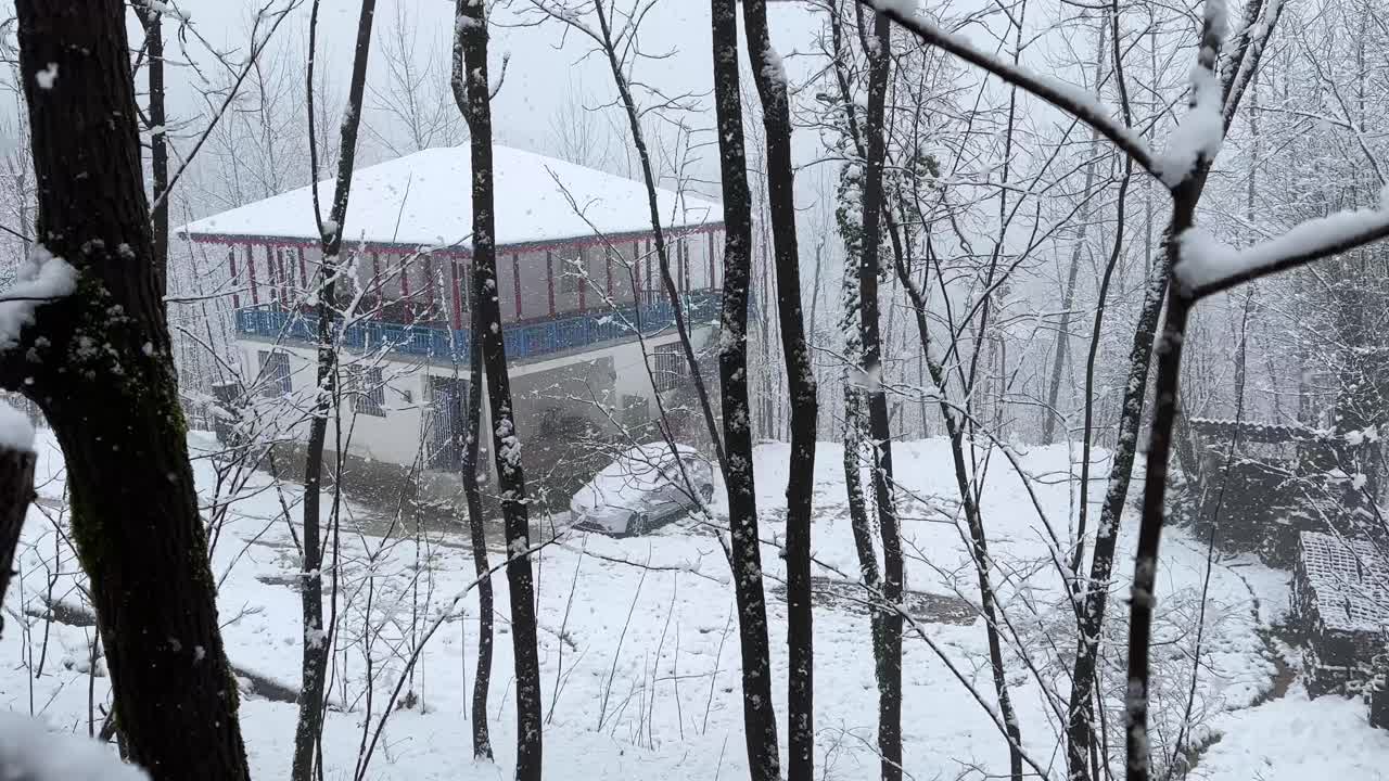 아제르바이잔 시골 생활: 눈이 많이 내린 마을 풍경, 히르카니아 숲, 시골 생활, 지역 주민, 전통 건축물, 숲 속의 목조 건물, 아름다운 풍경, 마을 생활, 자연 풍경