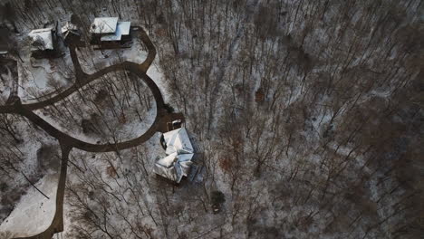 fotografía aérea del monte sequoia cubierto de nieve en arkansas con senderos sinuosos y árboles desnudos
