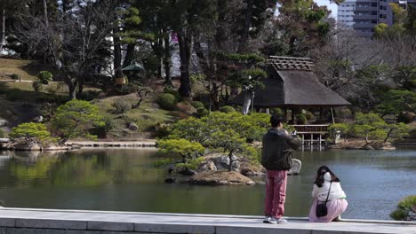 una pareja disfrutando de un jardín japonés