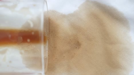 mancha de café en una camisa blanca