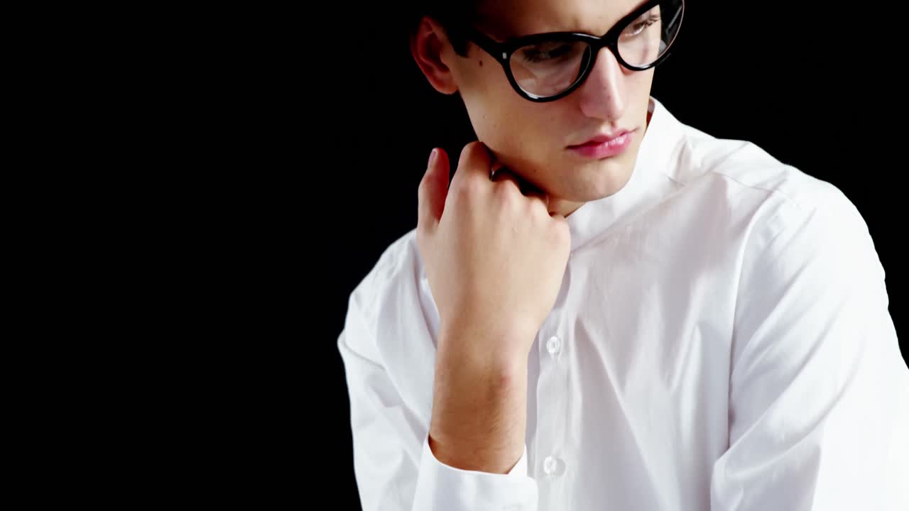 검은 바탕 에 포즈 를 취하고 있는 남성