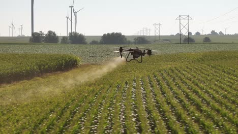 Drones-Agrícolas-Rociando-Productos-Químicos-En-Un-Campo-De-Maíz-En-Iowa-En-El-Verano