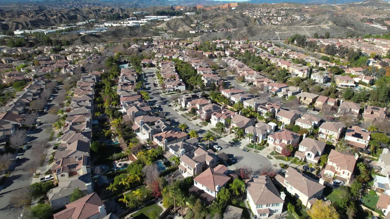 Vista aerea di un quartiere residenziale esclusivo di Valencia, Santa Clarita, Los Angeles, California, USA, con case e strade.