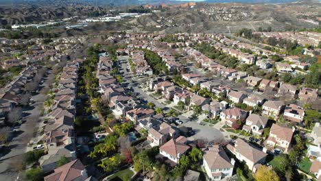 Vista-Aérea-Del-Exclusivo-Barrio-Residencial-De-Valencia,-Santa-Clarita,-Los-Angeles,-California,-Estados-Unidos-De-América,-Casas-Y-Calles