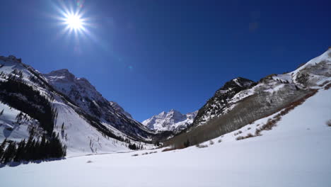 campanas marrón nieve lago aspen masa de nieve primavera invierno avalancha rancho pista de motos de nieve montañas rocosas colorado capital pico increíble cielo azul soleado panorámico paisaje panorámico pan lentamente dejado amplio