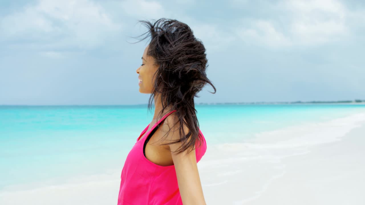 자유 해변에 있는 아프리카계 미국인 여성의 초상화