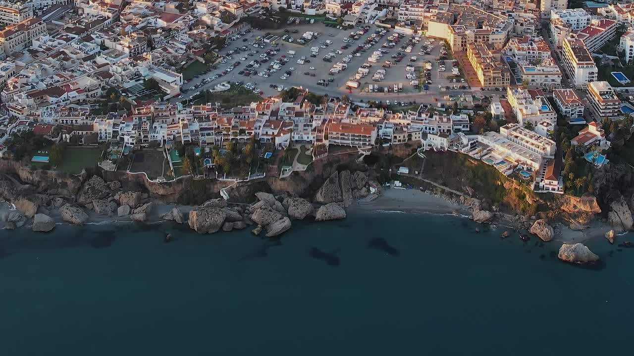 Luftfoto af hvide boligblokke i Nerja