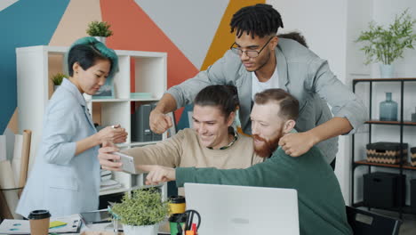 equipo celebrando un éxito en la oficina