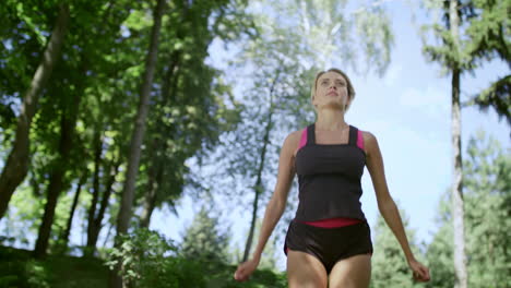 chica en forma en entrenamiento al aire libre en cámara lenta