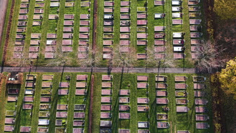 Cementerio-Kviberg-De-Colores-Vibrantes-En-La-Ciudad-De-Gotemburgo,-Vista-Superior,-Antena