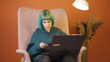 mujer joven haciendo compras desde una computadora portátil.