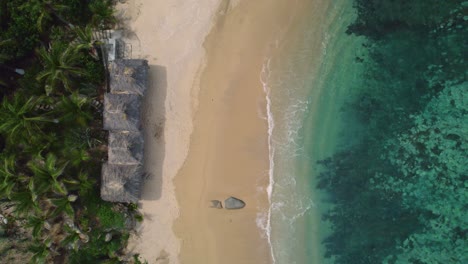 Luftaufnahme-Aus-Großer-Höhe-Und-Aus-Der-Vogelperspektive-über-Dem-Tropischen-Strand-Der-Faszinierenden-Küste-In-Huatulco,-Mexiko