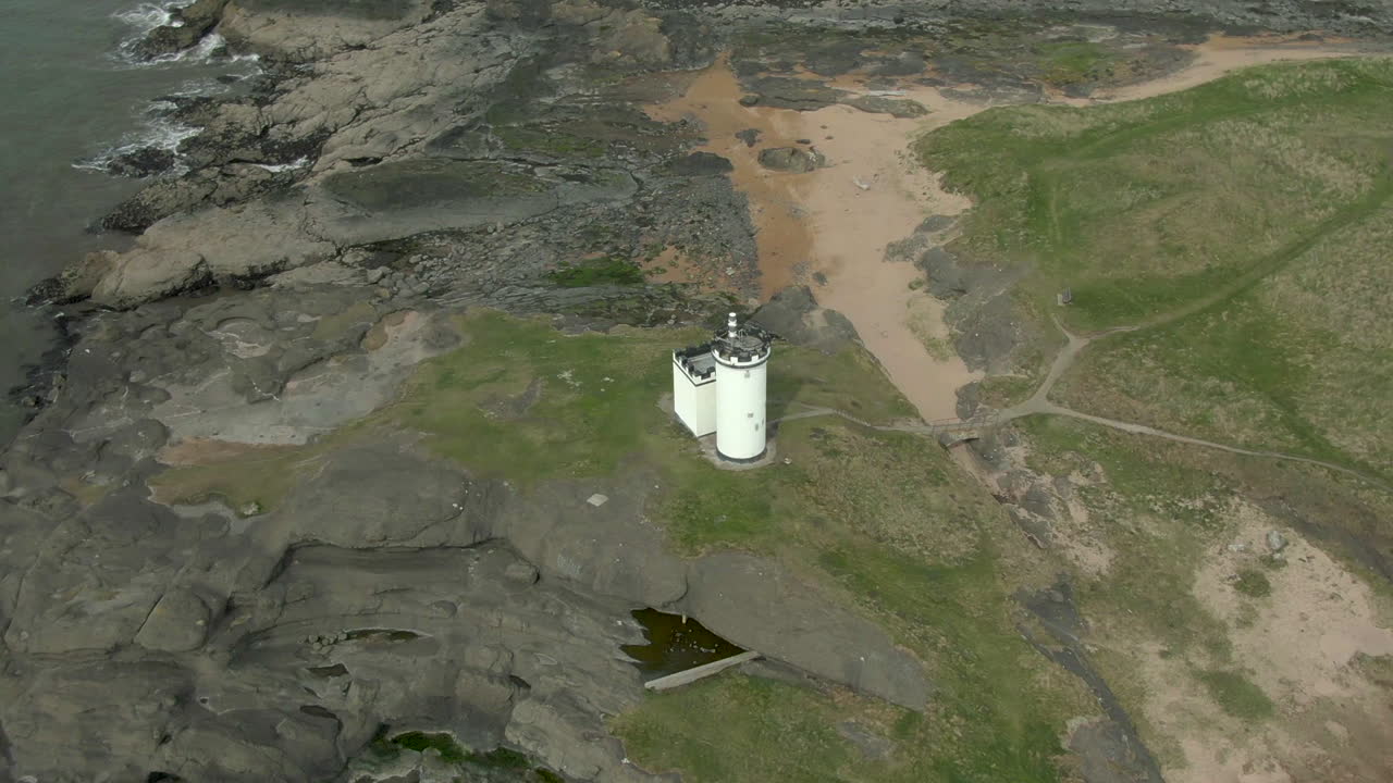 안개 낀 날, 스코틀랜드, 파이프, 엘리 네스 등대와 주변 해안선의 공중 전망