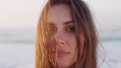 cara, playa y mujer de vacaciones en verano