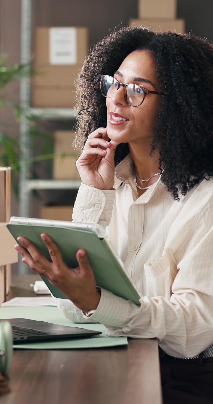 Imprenditrice pensierosa che usa un tablet in ufficio