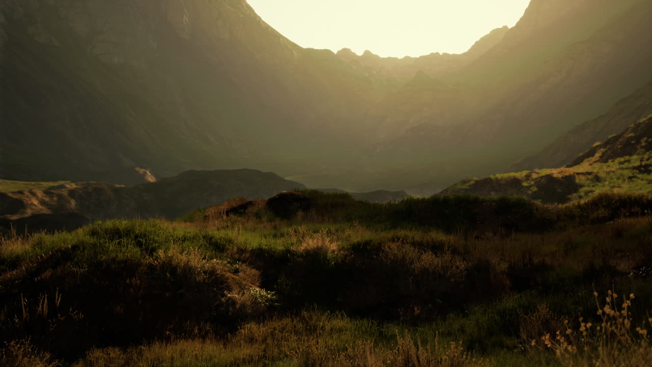 impresionante puesta de sol sobre la cordillera