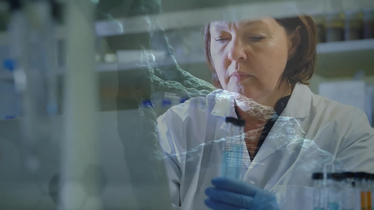 animación del procesamiento de datos científicos sobre una científica caucásica en el laboratorio